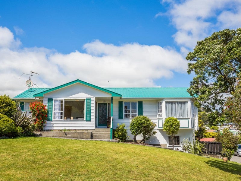 1 Ensign Lane, Whitby, Porirua - Carousel 1