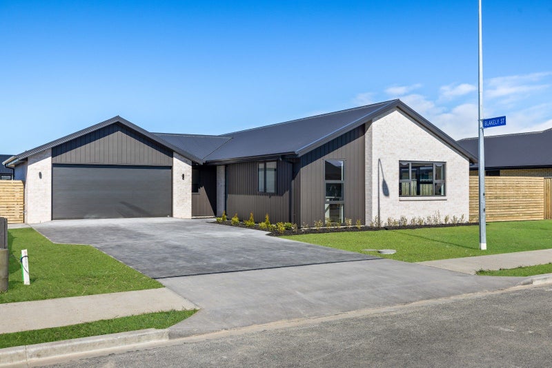 38 Hilton Drive, Amberley, Amberley - Carousel 1