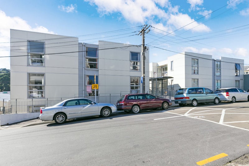 4/27 Hanson Street, Mount Cook, Wellington - Carousel 1