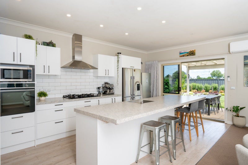 14 Heynes Place, Clive, Clive - Carousel 2