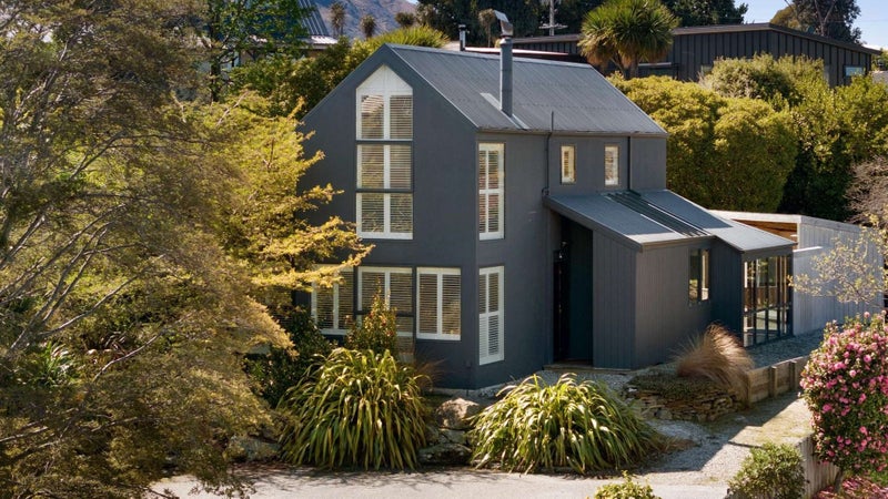 7 Holly Court, Kelvin Heights, Queenstown - Carousel 1