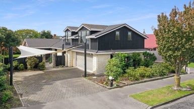 10 Churchill Avenue, Allenton, Ashburton - Carousel 1