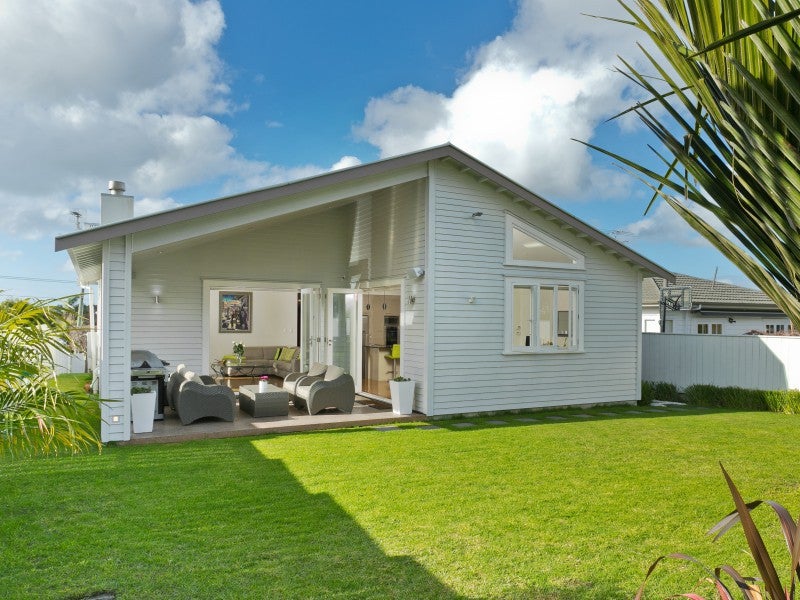 70 Huia Road, Point Chevalier, Auckland - Carousel 1