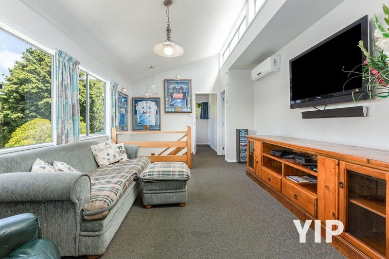 71A Larsen Crescent, Tawa, Wellington - Carousel 1