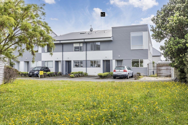 9/2 Stone St, Miramar, Wellington - Carousel 1