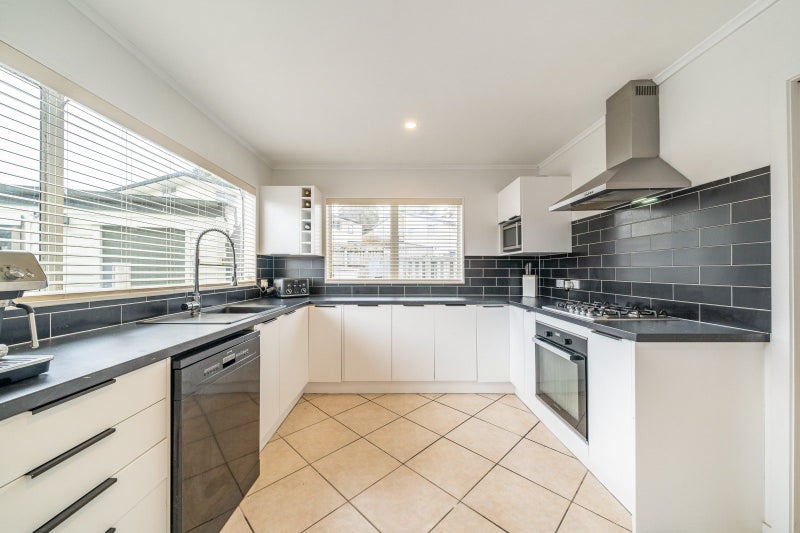 5 Edelweiss Grove, Timberlea, Upper Hutt - Carousel 2