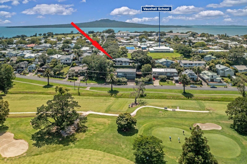 6 Morrison Avenue, Narrow Neck, Auckland - Carousel 2