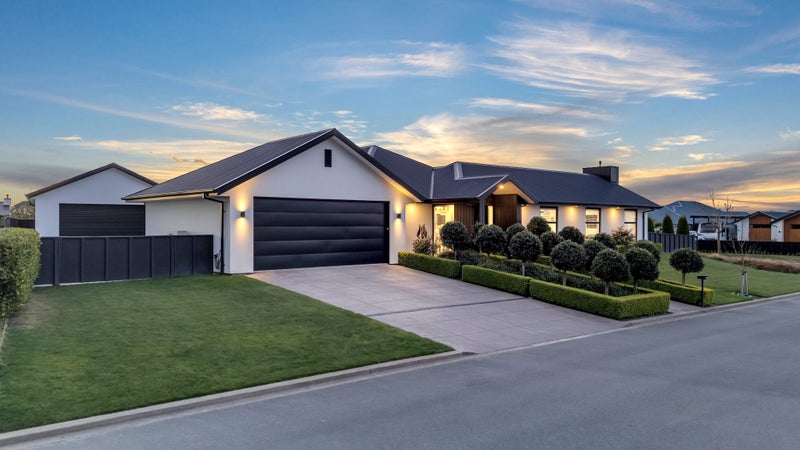 60 The Esplanade, Pegasus, Pegasus - Carousel 1