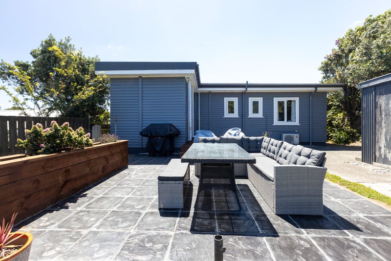 8 Lyndfield Lane, Newlands, Wellington - Carousel 2