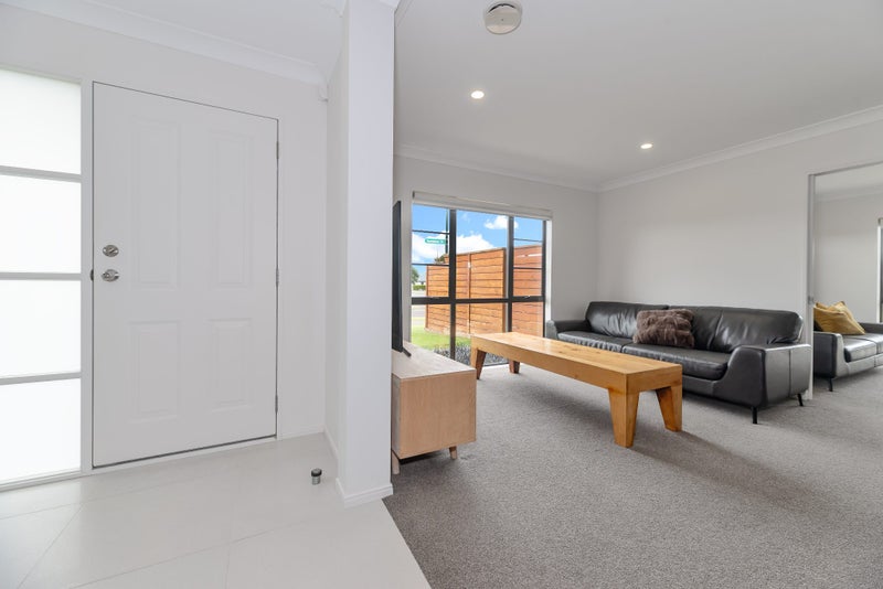 27 Scotsmoor Drive, Wattle Downs, Auckland - Carousel 2