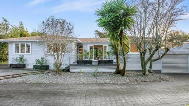 5A Bishop Street, Green Bay, Auckland - Carousel 1