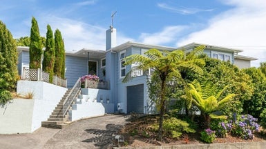 72 Redwood Avenue, Tawa, Wellington - Carousel 1