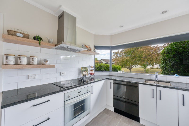 34 Kensington Drive, Taradale, Napier - Carousel 2