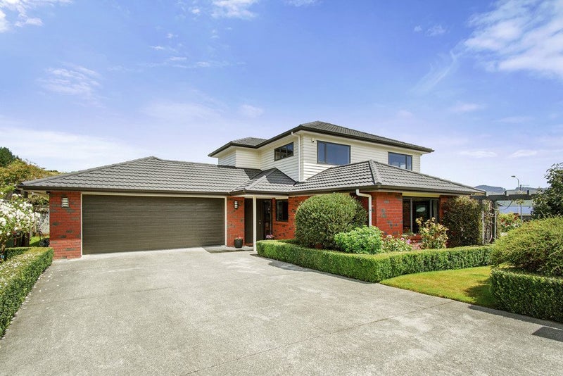 189 Woodman Drive, Tawa, Wellington - Carousel 1