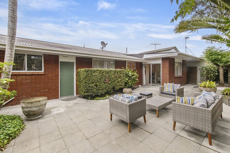 2/27A Eastern Beach Road, Eastern Beach, Auckland - Carousel 1