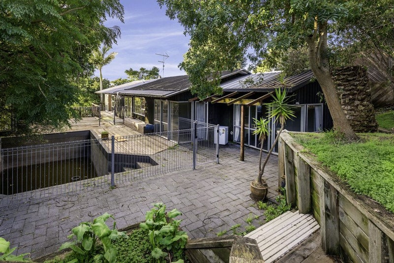 14 Charles Dickens Drive, Mellons Bay, Auckland - Carousel 1
