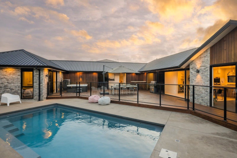 17 Riverpoint Glade, Flagstaff, Hamilton - Carousel 1