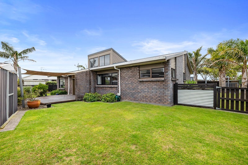 39 Tiverton Crescent, Whalers Gate, New Plymouth - Carousel 1