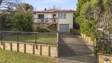3 Marie Crescent, Te Atatu South, Auckland - Carousel 1