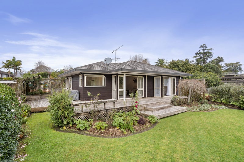 10 Lochend Place, Highland Park, Auckland - Carousel 1
