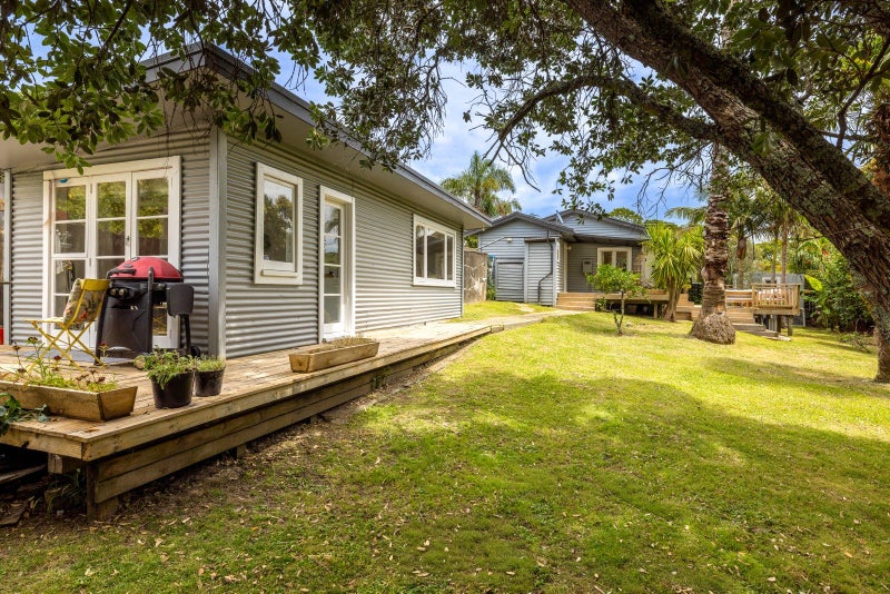 3 Miami Avenue, Surfdale, Waiheke Island - Carousel 2