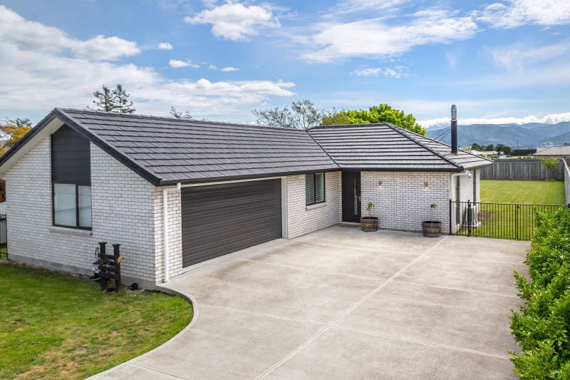 370 High Street South, Carterton - Carousel 1