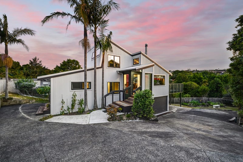 10 Oliver Twist Avenue, Mellons Bay, Auckland - Carousel 1