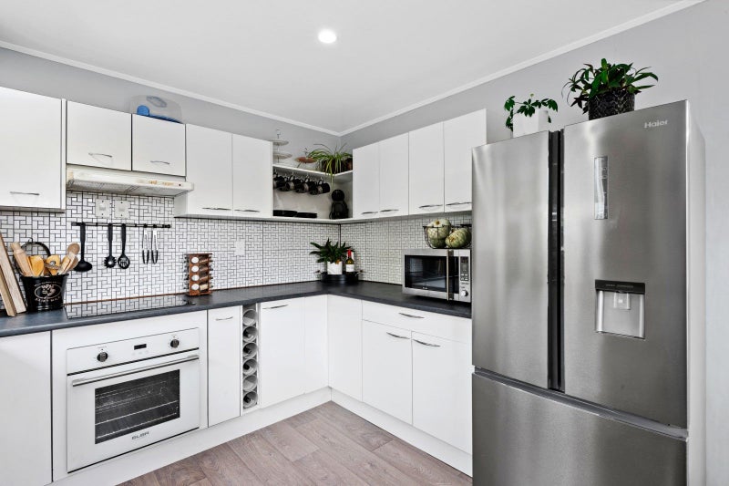 6 Whitechapel Grove, Stokes Valley, Lower Hutt - Carousel 1