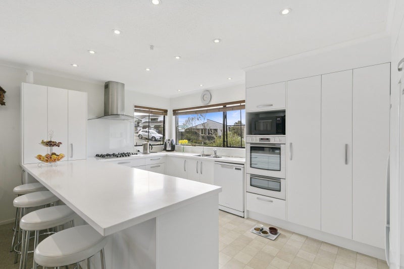 87 Victory Crescent, Tawa, Wellington - Carousel 2