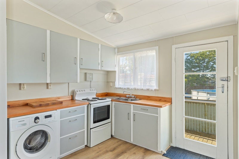 79 Swansea Road, Stratford - Carousel 2