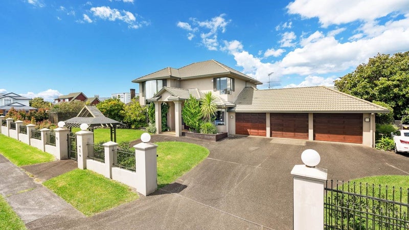 2 The Mews, Shamrock Park, Auckland - Carousel 1