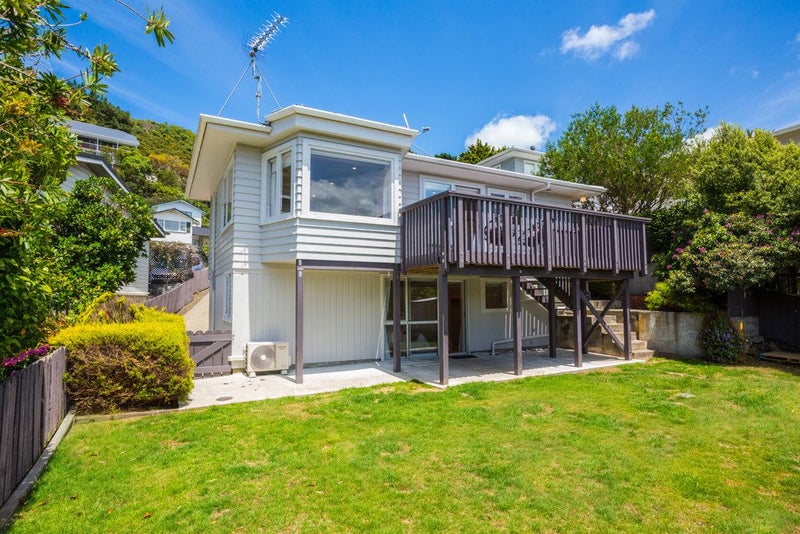 17 Southern Cross Crescent, Island Bay, Wellington - Carousel 1