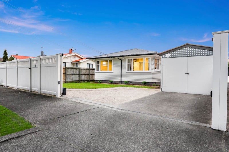 11 Waddell Avenue, Point England, Auckland - Carousel 1