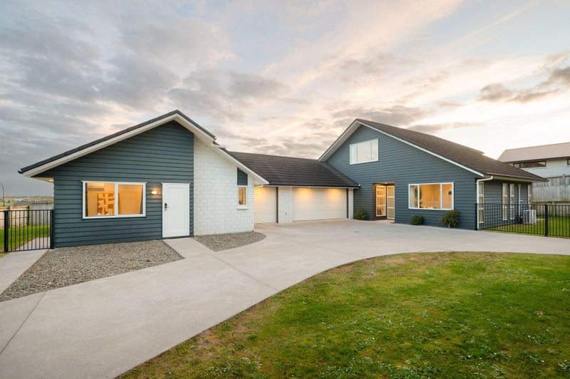 22 Kapua Crescent, Rototuna North, Hamilton - Carousel 1
