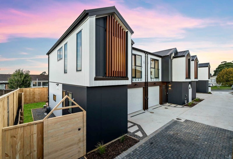 3D Patrice Place, Massey, Auckland - Carousel 1