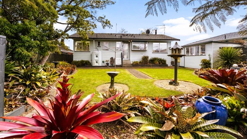 30 Vina Place, Massey, Auckland - Carousel 1
