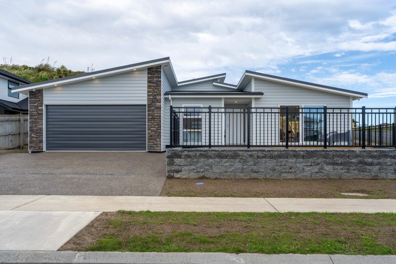 83 Queen Charlotte Drive, Aotea, Porirua - Carousel 1