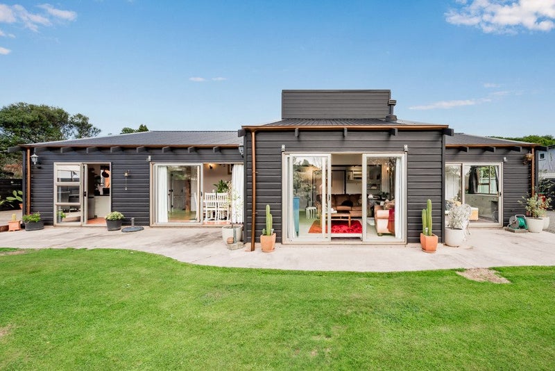 7 Knights Grove, Otaki - Carousel 1