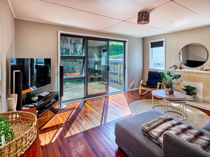 316 Main Road, Tawa, Wellington - Carousel 1