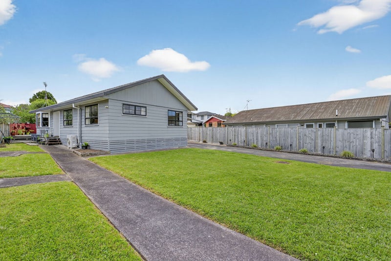 9 De Quincey Terrace, Highland Park, Auckland - Carousel 2
