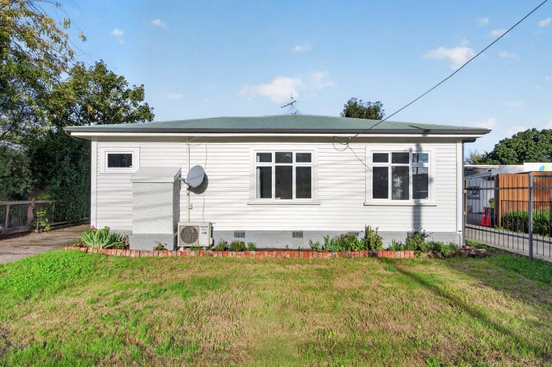 176 High Street North, Carterton - Carousel 19