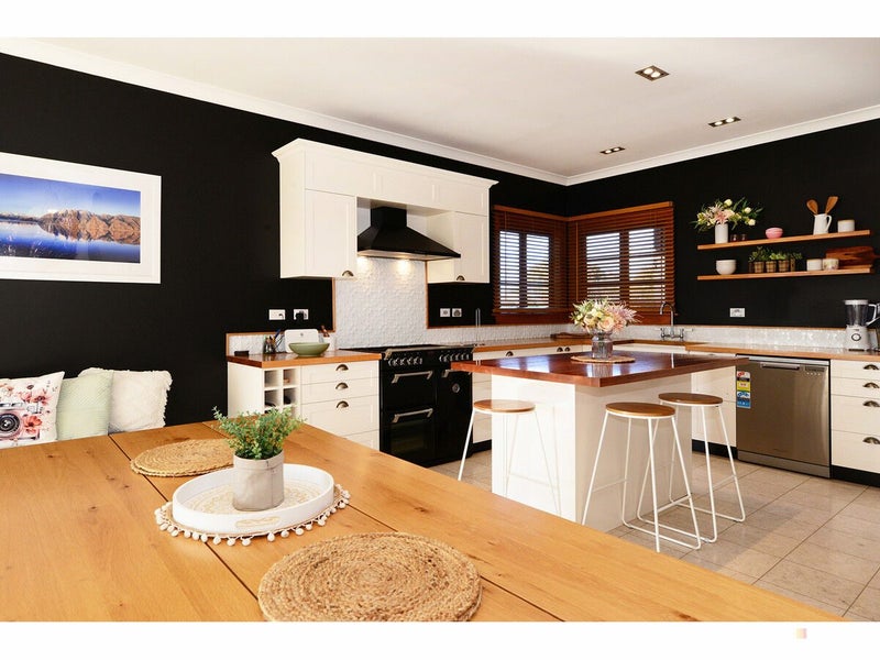 17 Thackeray Street, St Andrews - Carousel 2