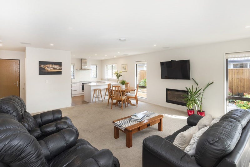 91 Carnaveron Drive, Lincoln, Lincoln - Carousel 2