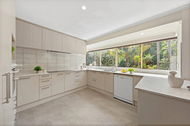 8 Landvale Court, Browns Bay, Auckland - Carousel 2