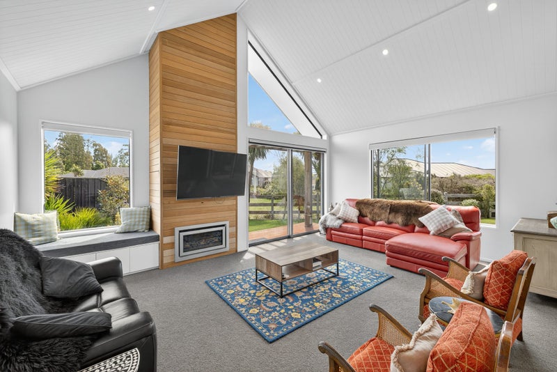 32 Carnaveron Drive, Lincoln, Lincoln - Carousel 1