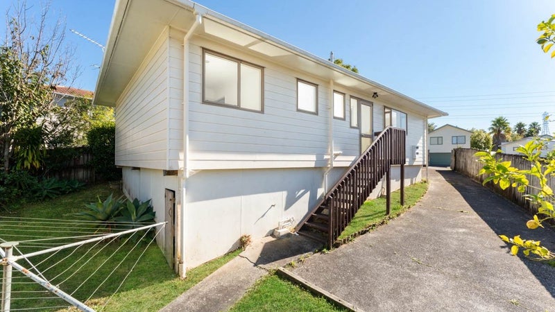 25 Loughanure Place, Massey, Auckland - Carousel 1