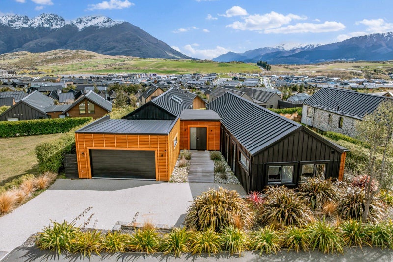 13 Falconer Rise, Jacks Point, Queenstown - Carousel 1