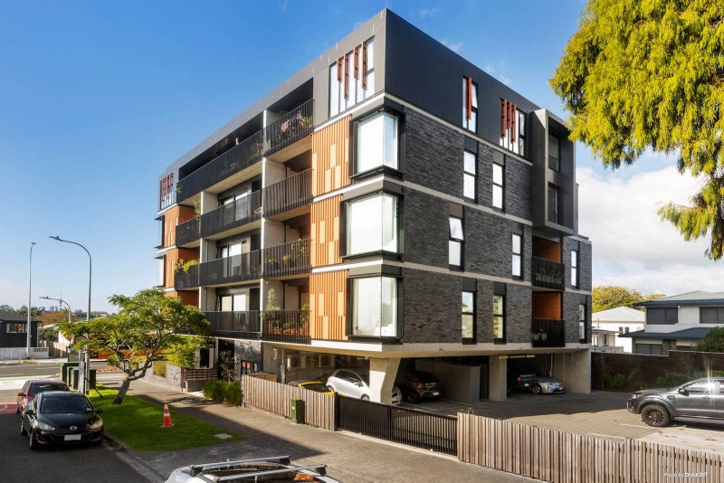 401/2 Miller Street, Point Chevalier, Auckland - Carousel 1