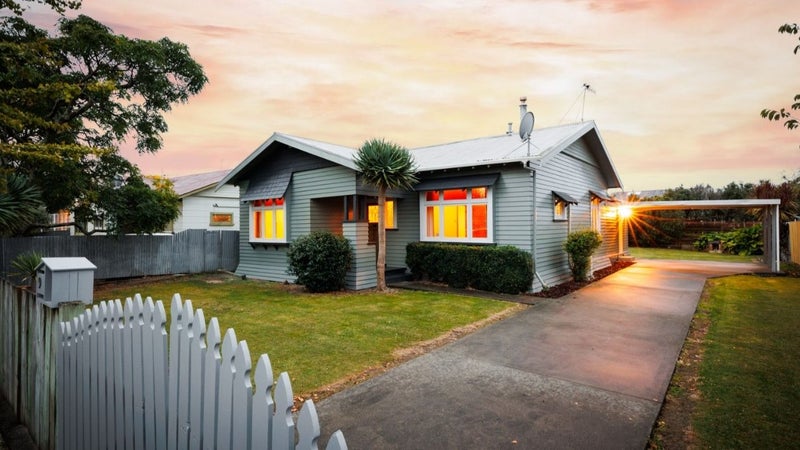 9 Burns Avenue, Takaro, Palmerston North - Carousel 1