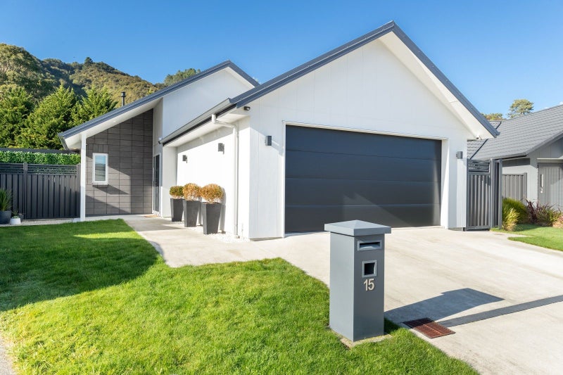 15 Salisbury Crescent, Wallaceville, Upper Hutt - Carousel 1